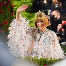 Άννα Γουίντουρ: Ποια είναι πραγματικά η γυναίκα πίσω από τα σκοτεινά γυαλιά -Γιατί πήγε στο γραφείο με μώλωπες