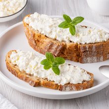 Η νέα διατροφική εμμονή: Γιατί όλοι ξαφνικά τρώνε τυρί cottage;