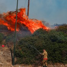 Πυροσβέστης στη Παλαιά Φώκαια σβήνει φωτιά