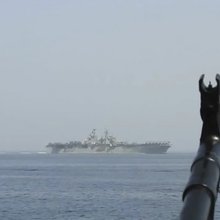Ιρανοί παρακολουθούν τις κινήσεις αμερικανικού πολεμικού πλοίου στα Στενά του Ορμούζ