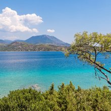Λίμνη Βουλιαγμένη Λουτρακίου / Φωτογραφία: Shutterstock