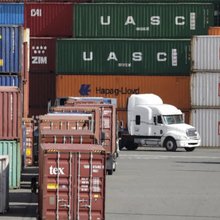 Φορτηγά μεταφέρουν προϊόντα σε λιμάνι