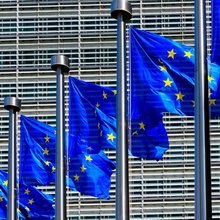 Σημαίες της ΕΕ έξω από το κτίριο της Κομισιόν στις Βρυξέλλες