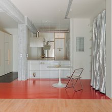 κόκκινο δάπεδο κουζίνα ασημί κουρτίνα διαμέρισμα Κυψέλη
