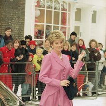 Η πριγκίπισσα Νταϊάνα φτάνει στο Νοσοκομείο Great Ormond Street για Παιδιά στο Κεντρικό Λονδίνο τη Δευτέρα 14 Φεβρουαρίου 1994