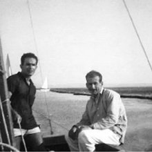 Ο Γεωργίου (αριστερά) το 1956 αποφάσισε να διασχίσει τον Ατλαντικό και να φτάσει στην Ελλάδα με ένα μικρό ιστιοπλοϊκό σκάφος / WIKIPEDIA