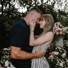 Η Τέιλορ Σουίφτ αρραβωνιάστηκε τον Τράβις Κέλσι