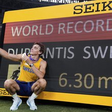 Ο Ντουπλάντις βγάζει σέλφι με το παγκόσμιο ρεκόρ πίσω του 