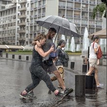 ζευγαρι με ομπρελα 