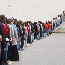 Τι κάνει ένας επαγγελματίας line-stander - ένας άνθρωπος που πληρώνεται για να σταθεί στην ουρά αντί για σένα / SHUTTERSTOCK