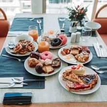 Κυριακάτικο brunch στο roof garden του Hilton Garden
