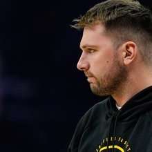 Ο Λούκα Ντόντσιτς με φούτερ των Λέικερς