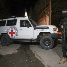 Όχημα του Ερυθρού Σταυρού παραλαμβάνει σορούς ομήρων από εγκατάσταση της Χαμάς στη Γάζα 