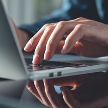 Γυναίκα εργάζεται από το σπίτι