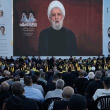 Άνθρωποι στη Βυρητό του Λιβάνου ακούν τον ηγέτη της Χεζμπολάχ, Ναΐμ Κασέμ, να εκφωνεί ομιλία