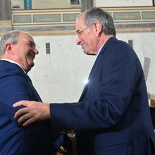 Χειραψία Σαμαρά με Καραμανλή