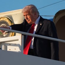 O Τραμπ πάνω στο Air Force One