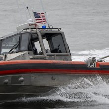 Σκάφος της αμερικανικής ακτοφυλακής, εφοδιασμένο με πολυβόλο