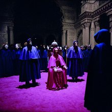 Η Γενιά Ζ όχι μόνο το επανεκτιμά, αλλά το εντάσσει στο πυκνό πλέγμα των σύγχρονων θεωριών συνωμοσίας με μια δεξιοτεχνική ευκολία που θα ζήλευαν ακαδημαϊκοί αναλυτές / IMDB