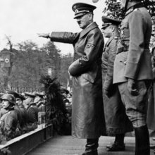 Ο Αδόλφος Χίτλερ χαιρετά ναζιστικά στρατεύματα στη Βαρσοβία το 1939 