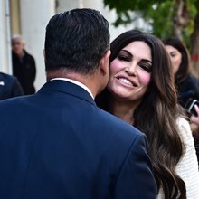 O Αδωνις Γεωργιάδης υποδέχεται με ένα φιλί την Κίμπερλι Γκίλφοϊλ