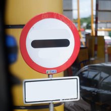 Πινακίδα ΚΟΚ σε σταθμό διοδίων 