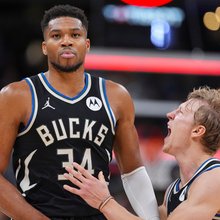 Ο Γιάννης Αντετοκούνμπο με συμπαίκτη του στους Μπακς