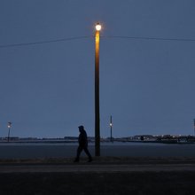 Άνδρας περπατά στην πόλη Utqiagvik, γνωστή παλαιότερα ως Barrow, στο σκοτάδι