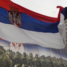 Σερβική σημαία με φόντο το βομβαρδισμένο από το NATO κτίριο του στρατού στο Βελιγράδι