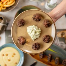 Τα περίφημα κεφτεδάκια του Χριστόφορου Πέσκια στο Dopios στη Γλυφάδα