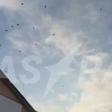 Πουλιά πετούν μακριά καθώς ακούγονται εκρήξεις στον ουρανό του Βνούκοβο, στη Ρωσία