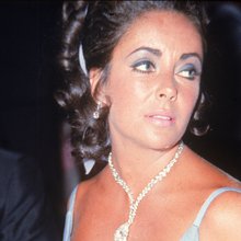 Η Ελίζαμπεθ Τέιλορ φορώντας το περιβόητα διαμάντι Taylor–Burton σε κολιέ