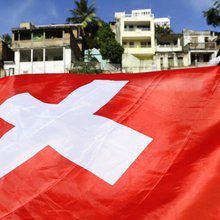 Οι Ελβετοί στις κάλπες: Ψηφίζουν για υποχρεωτική στρατιωτική ή πολιτική θητεία για όλους 