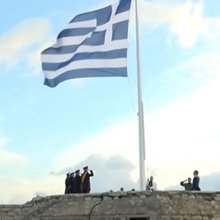 Η έπαρση της ελληνικής σημαίας για την Ημέρα των Ενόπλων Δυνάμεων