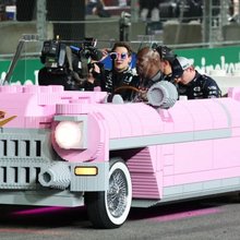 Η ροζ κάντιλακ, κατασκευασμένη από 400.000 τουβλάκια Lego, με την οποία βόλταραν οι σταρ της Formula 1