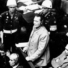 Ο Χέρμαν Γκέρινγκ στέκεται στο εδώλιο των κατηγορουμένων στη Δίκη για τα Εγκλήματα Πολέμου, της Νυρεμβέργης στη Γερμανία