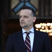 Ο Χάρης Δούκας έξω από την Μητρόπολη