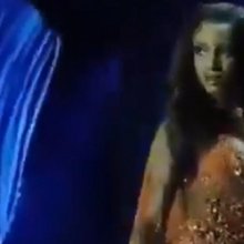 H Miss Jamaica λίγο πριν την πτώση