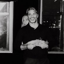 Η Τζένιφερ Άνιστον αγκαλιά με τον σύντροφό της, Τζιμ Κέρτις