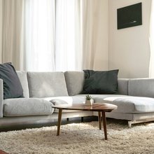 Καναπές με μαξιλάρια/Φωτογραφία Unsplash 