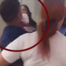 Ένα μικρό παιδί καπνίζει ηλεκτρονικό τσιγάρο 