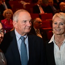 O Kώστας Καραμανλής με τον Κινέζο πρέσβη και τη Νατάσα Παζαϊτη