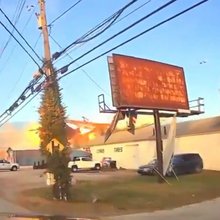 Το καρέ που δείχνει φλεγόμενο το αεροπλάνο πάνω από τα σπίτια της Λούιβιλ, στο Κεντάκι των ΗΠΑ