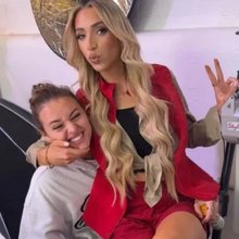 H tiktoker GK Barry με την κοπέλα της και παίκτρια της Πορτσμουθ