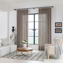 Πρέπει τελικά οι κουρτίνες να ακουμπούν στο πάτωμα; Οι διακοσμητές απαντούν