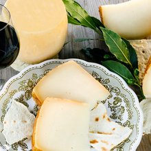 Ευρωπαϊκά τυριά και κρασί στα προϊόντα που η Κομισιόν θέλει να προστατέψει από τους δασμούς Τραμπ