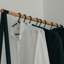 Κρεμάστρα με ρούχα/Φωτογραφία Unsplash