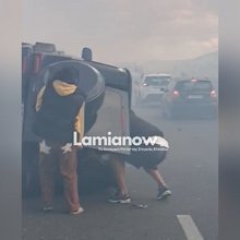 Διερχόμενοι οδηγοί απεγκλωβίζουν επιβάτες αναποδογυρισμένου οχήματος κοντά στη Λαμία