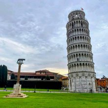 Όταν μιλάμε για κτίρια που γέρνουν, το πρώτο που έρχεται στο μυαλό όλων είναι ο διάσημος Πύργος της Πίζας / WIKIPEDIA