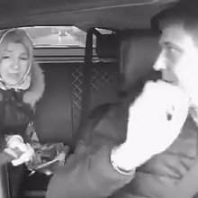 Γυναίκα έβγαλε ματσέτα σε οδηγό ταξί επειδή δεν της άρεσε το τραγούδι 